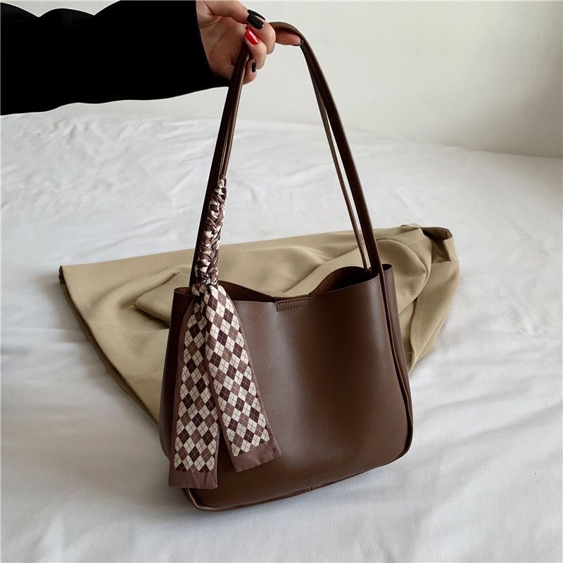 「H」簡約水桶包 高質感 百搭包 大容量包 肩背包 腋下包-規格圖6