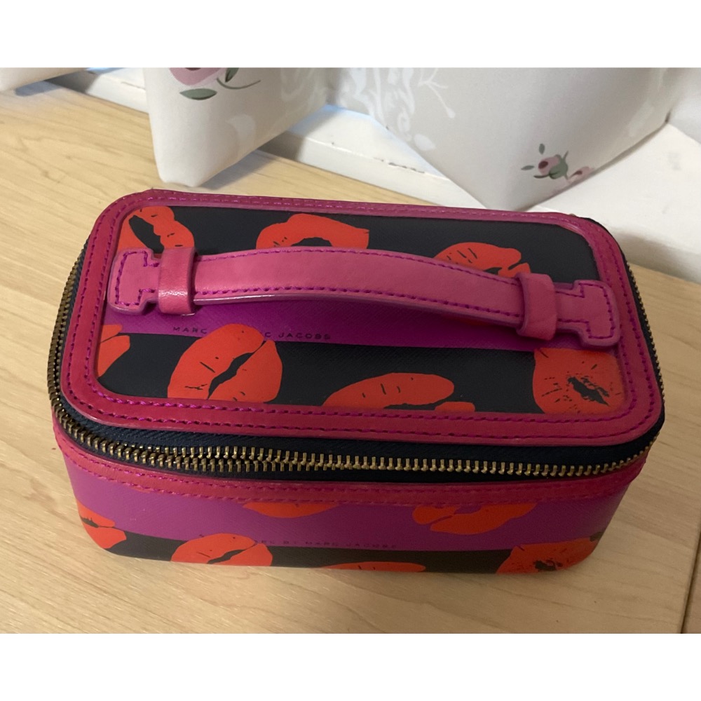 Marc by Marc Jacobs 紅唇化妝包 化妝盒 保養品收納盒｜專櫃商品（非贈品）｜二手七成新-細節圖2