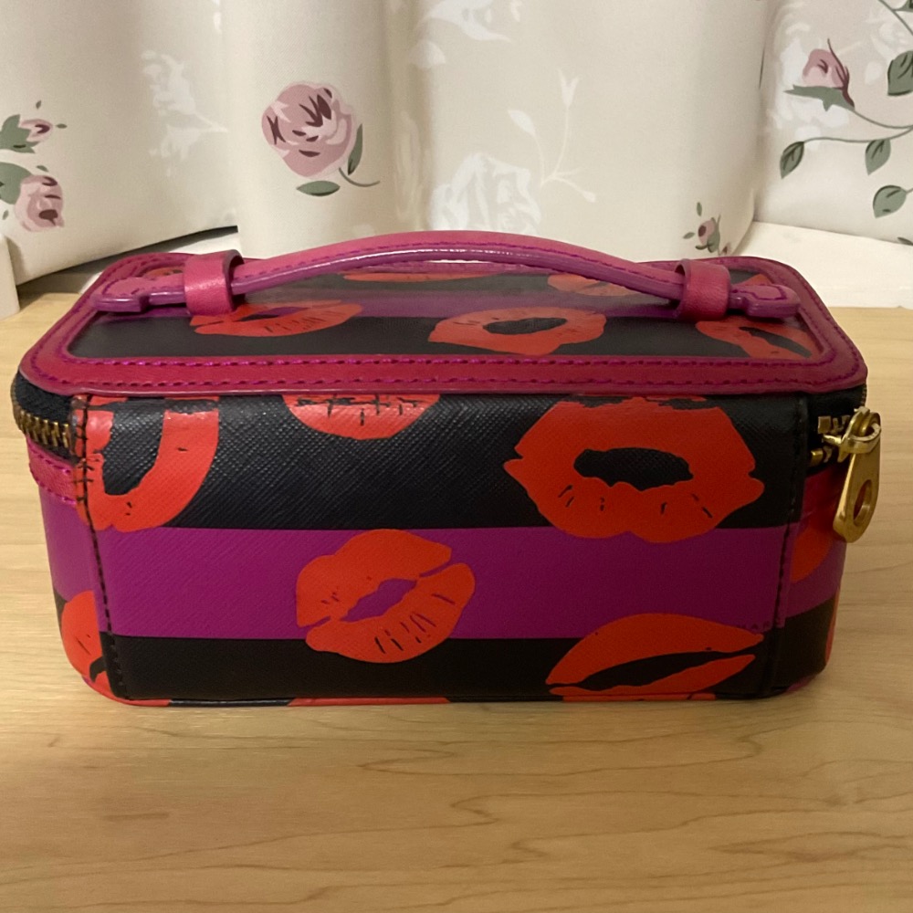 Marc by Marc Jacobs 紅唇化妝包 化妝盒 保養品收納盒｜專櫃商品（非贈品）｜二手七成新-細節圖3