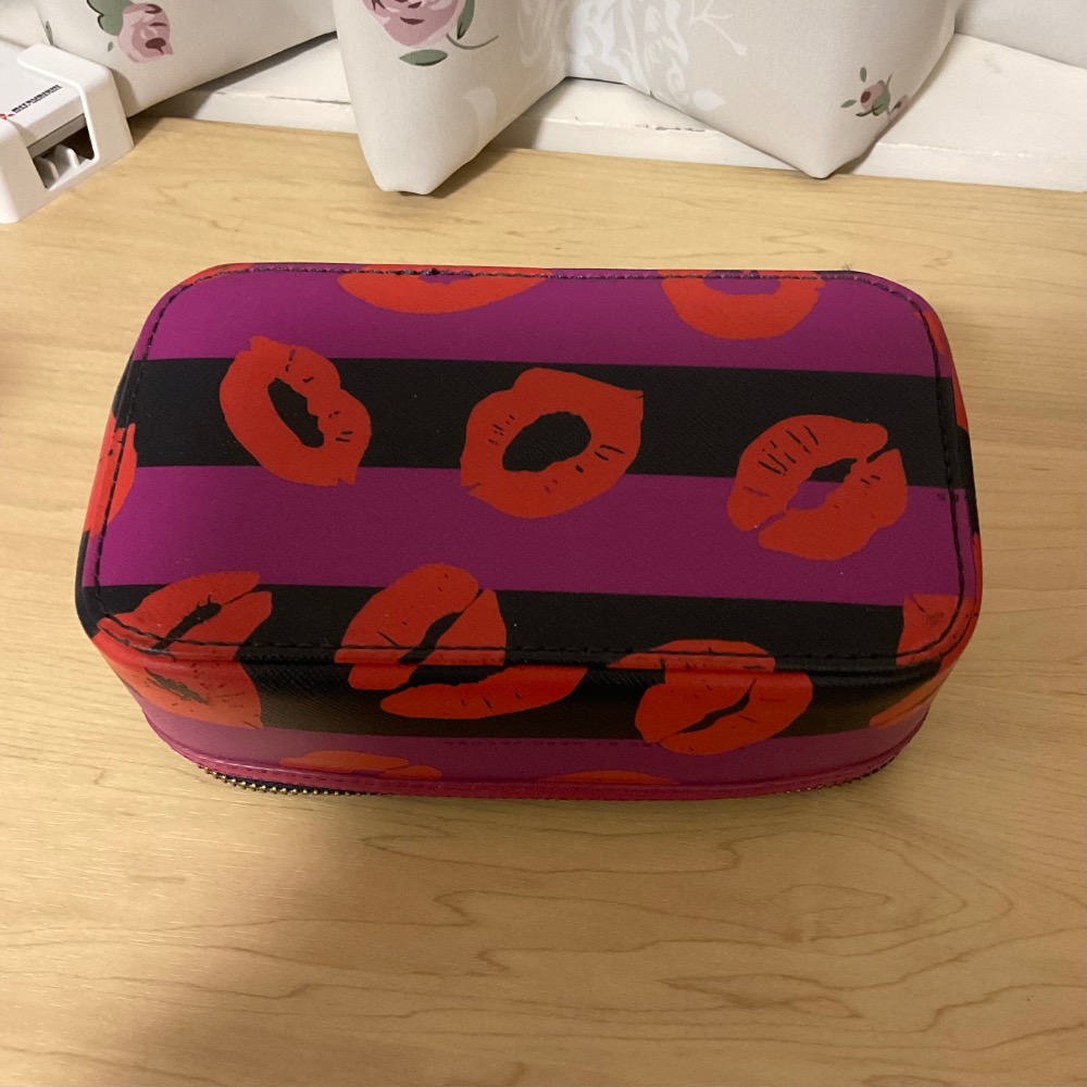 Marc by Marc Jacobs 紅唇化妝包 化妝盒 保養品收納盒｜專櫃商品（非贈品）｜二手七成新-細節圖4