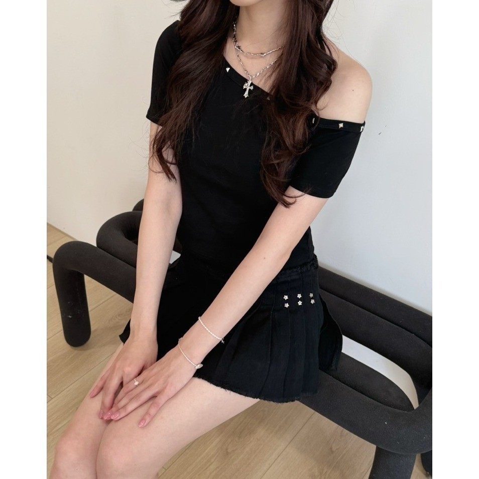 bunny_stall 🖤誰穿誰顯瘦的復古美式卯釘露肩短版上衣/S-L-細節圖2