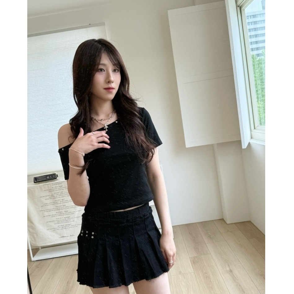 bunny_stall 🖤誰穿誰顯瘦的復古美式卯釘露肩短版上衣/S-L-細節圖3