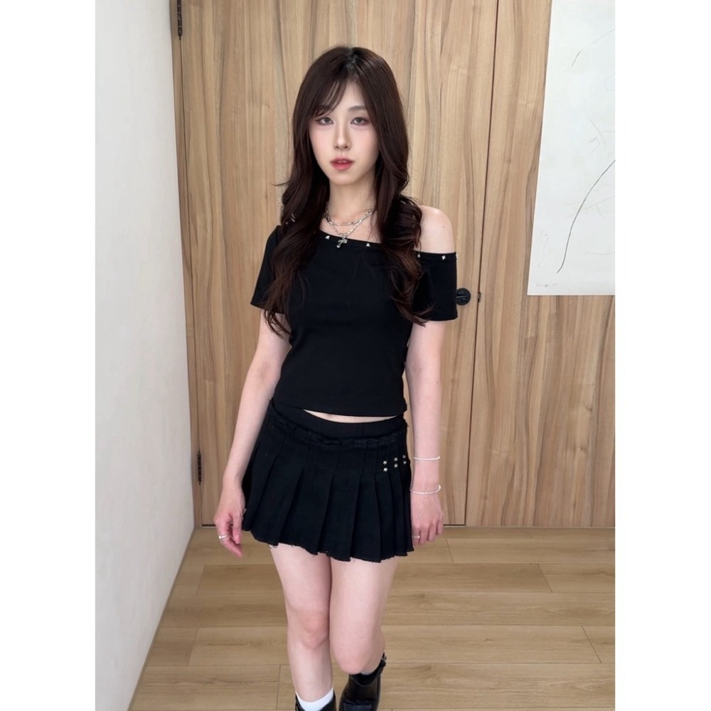 bunny_stall 🖤誰穿誰顯瘦的復古美式卯釘露肩短版上衣/S-L-細節圖6