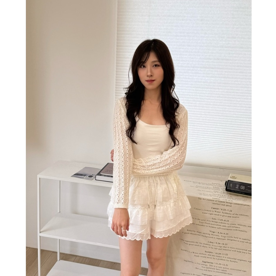 bunny_stall (現貨)微光透肌🤍舒適柔軟的鏤空繫帶短版針織罩衫-細節圖2