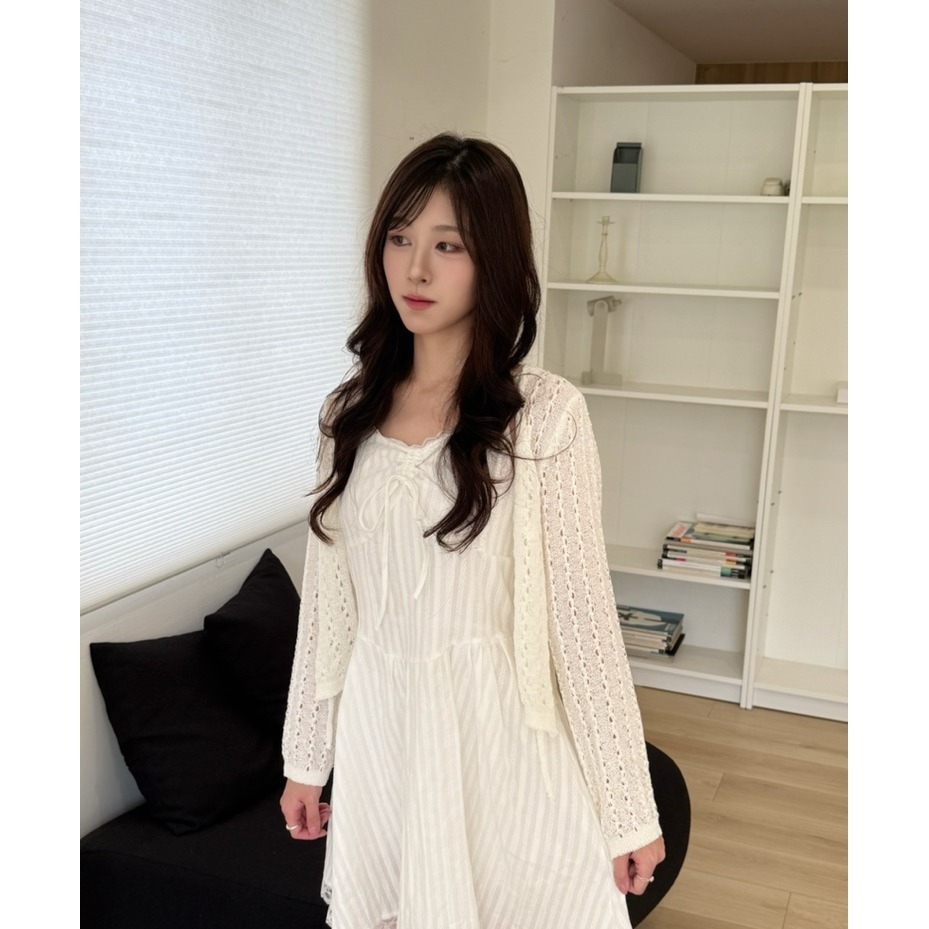 bunny_stall (現貨)微光透肌🤍舒適柔軟的鏤空繫帶短版針織罩衫-細節圖4