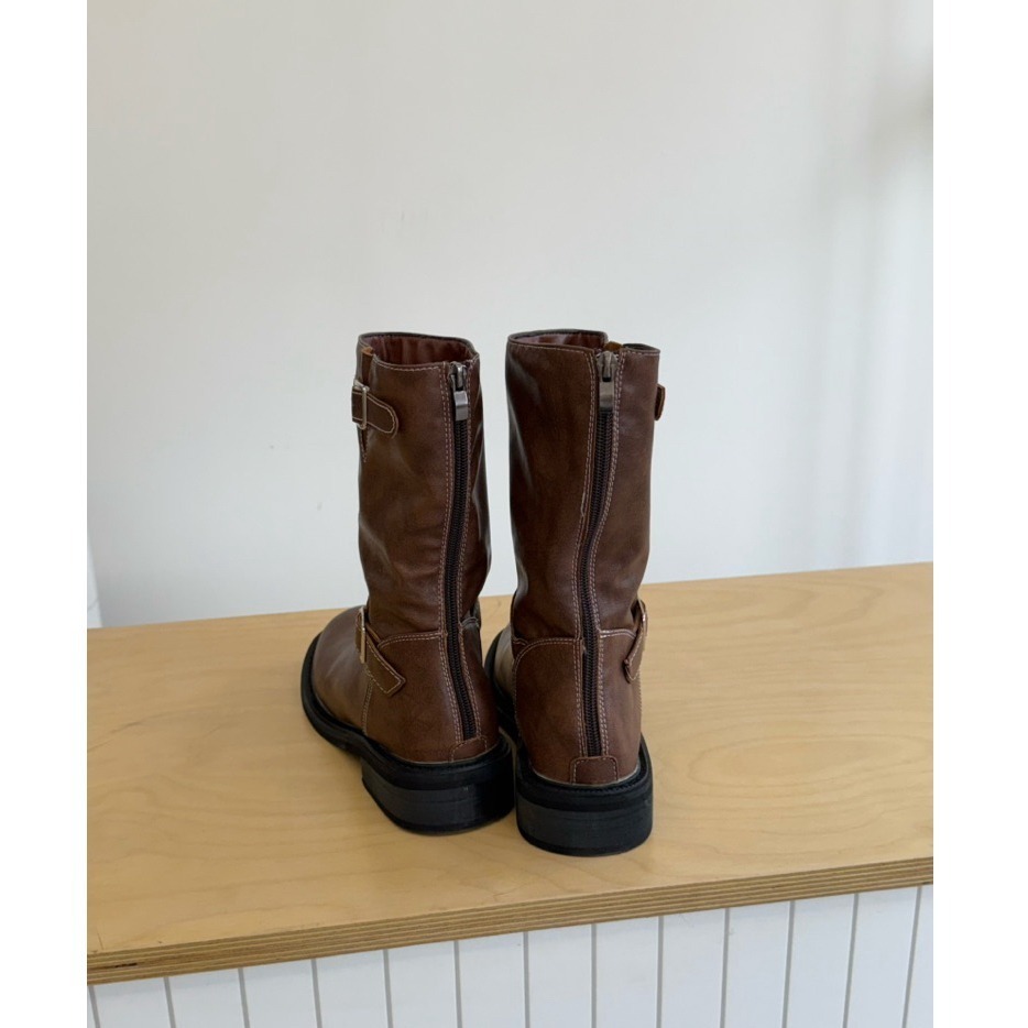 bunny_stall (現貨)率性時尚的皮質雙扣環粗跟中筒靴-細節圖4