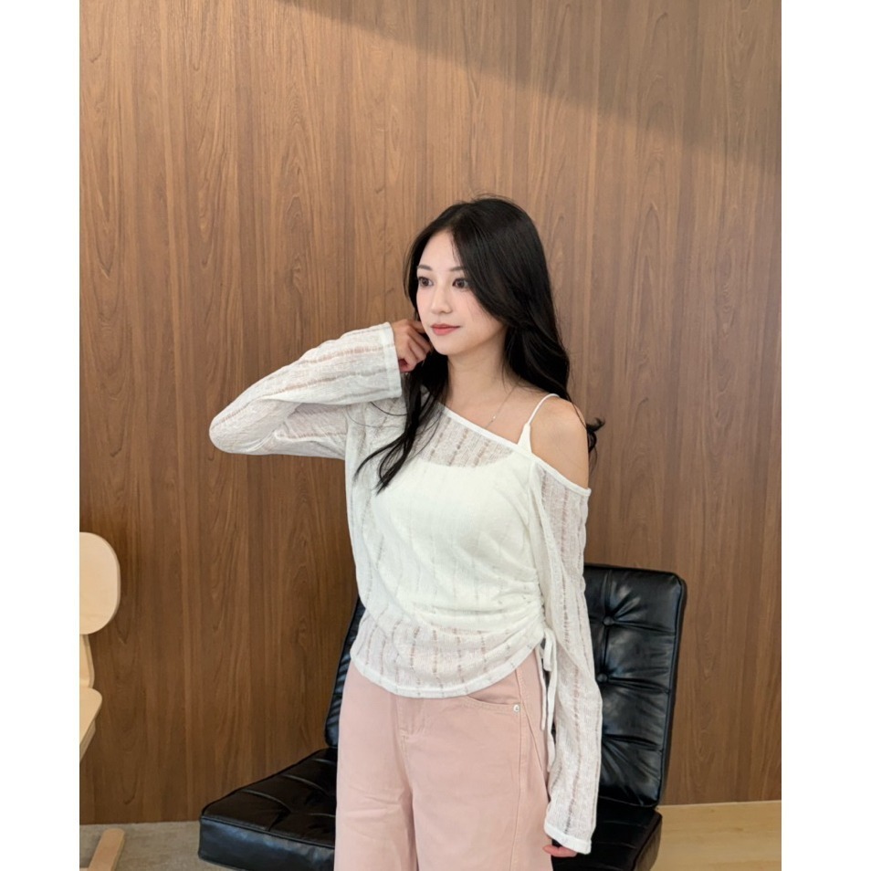bunny_stall (現貨)氛圍感拉滿🤍純白色直條紋透膚露肩罩衫/S-L-細節圖2