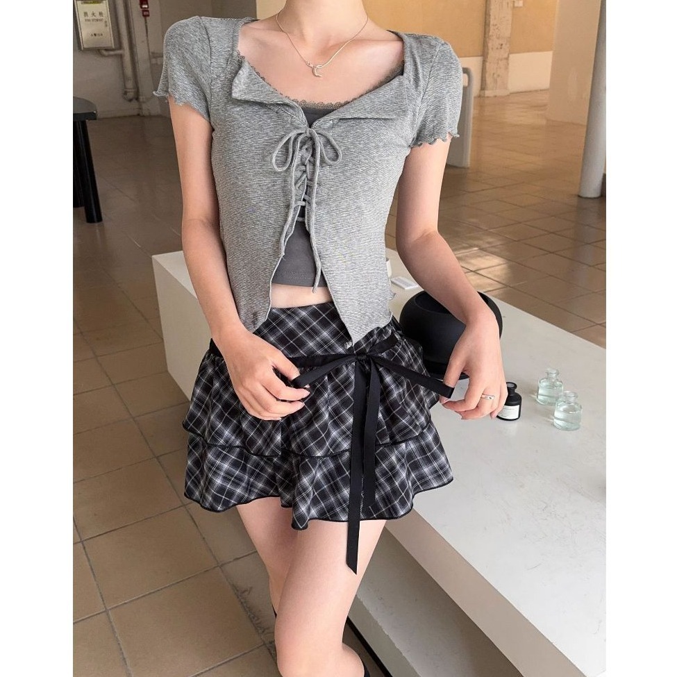 bunny_stall (現貨)純慾感十足🩶假兩件式抽繩滾邊上衣+經典格紋蛋糕裙短裙套裝-細節圖2