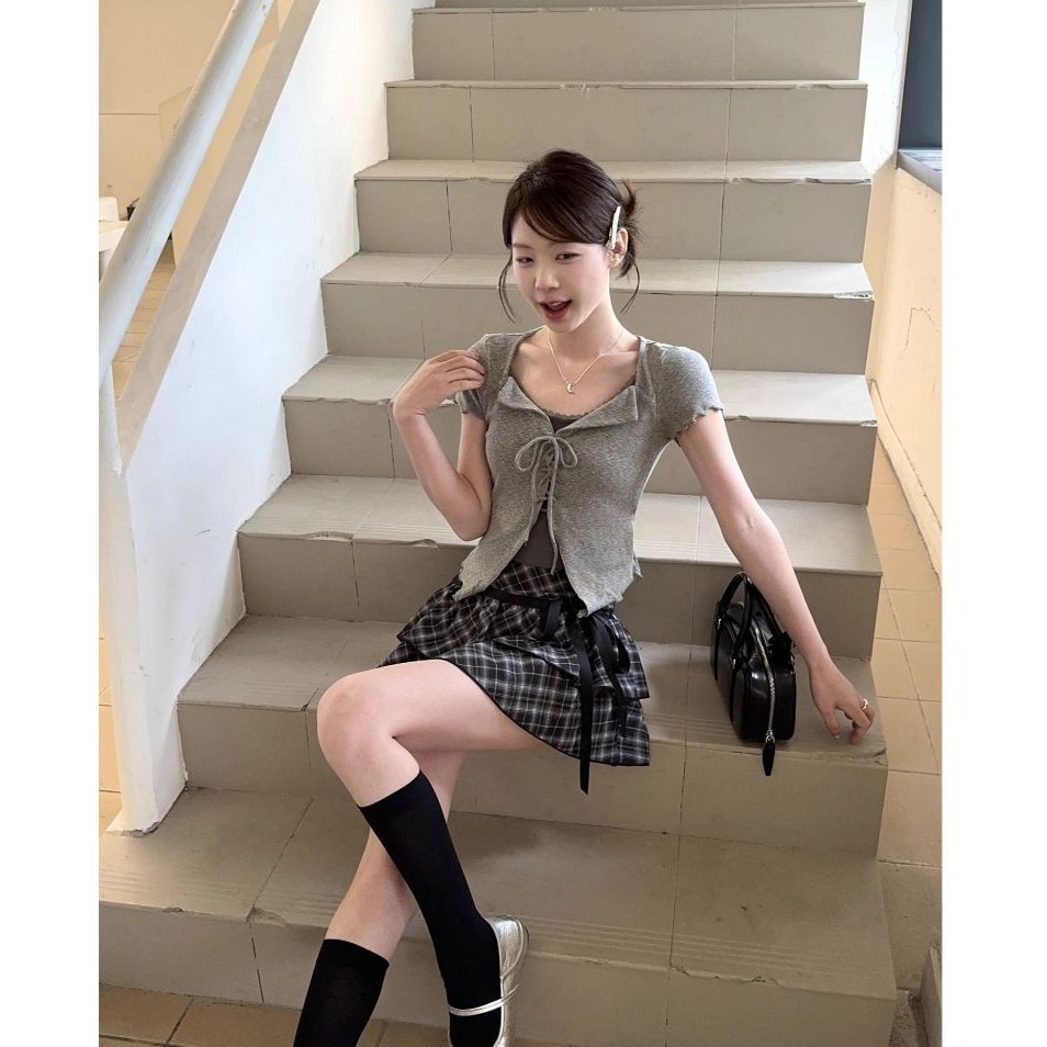 bunny_stall (現貨)純慾感十足🩶假兩件式抽繩滾邊上衣+經典格紋蛋糕裙短裙套裝-細節圖3