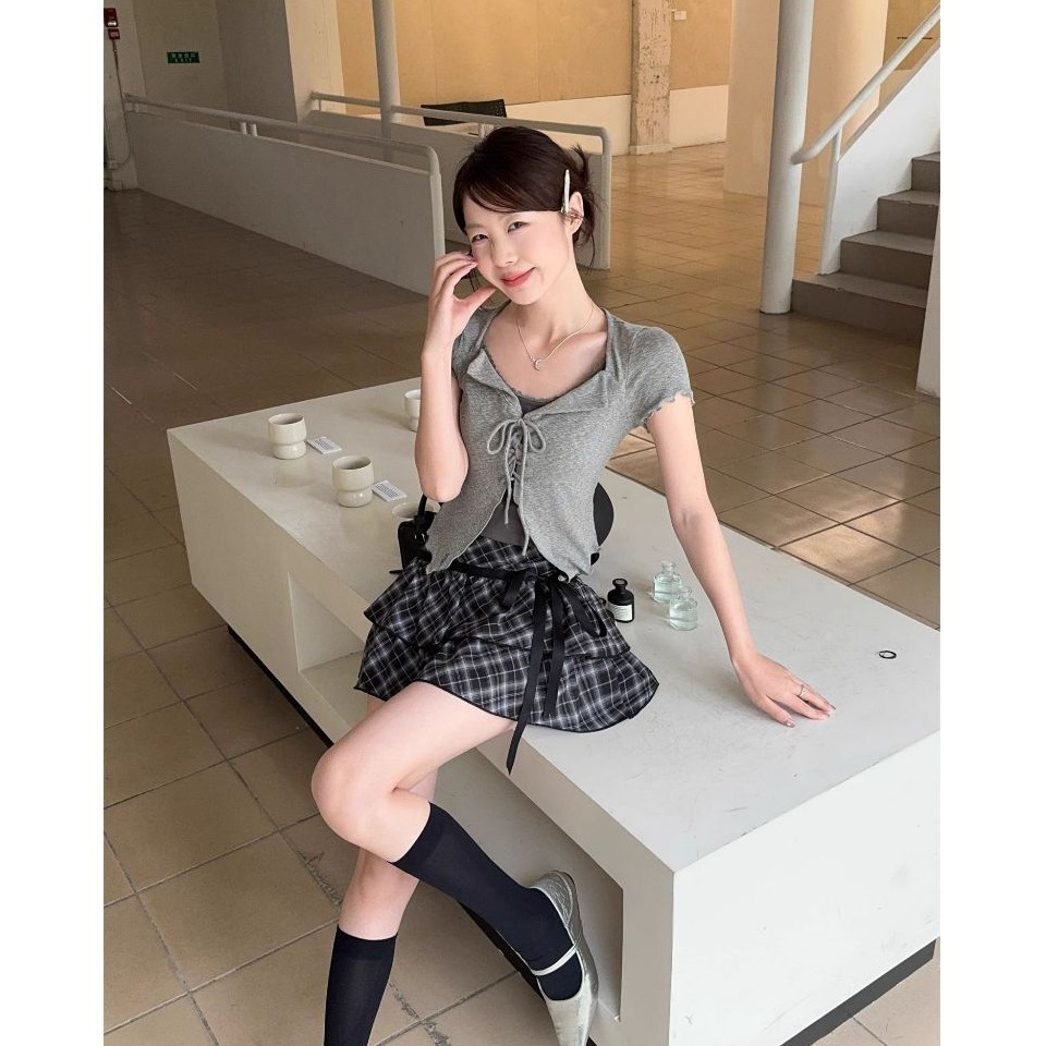 bunny_stall (現貨)純慾感十足🩶假兩件式抽繩滾邊上衣+經典格紋蛋糕裙短裙套裝-細節圖4