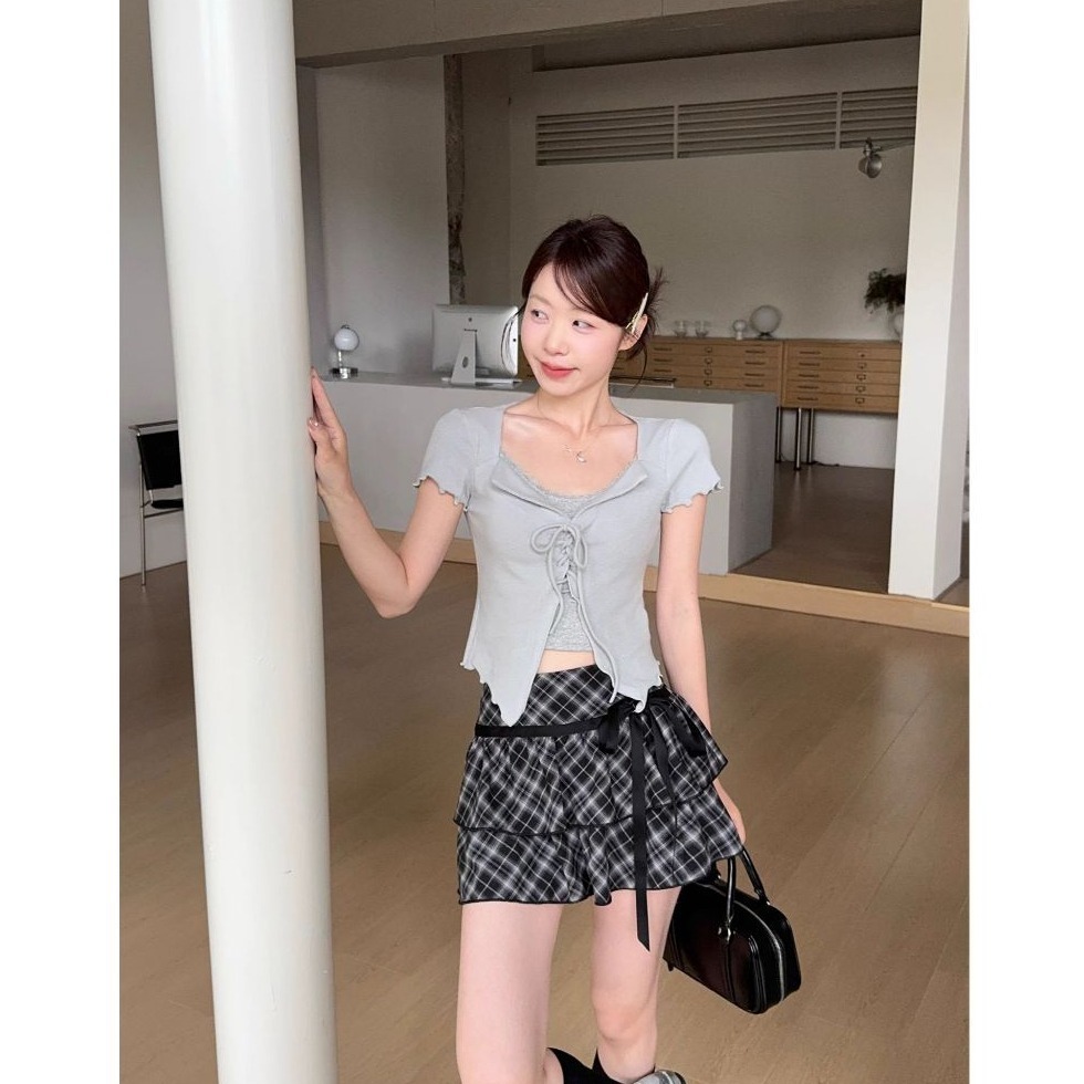 bunny_stall (現貨)純慾感十足🩶假兩件式抽繩滾邊上衣+經典格紋蛋糕裙短裙套裝-細節圖6
