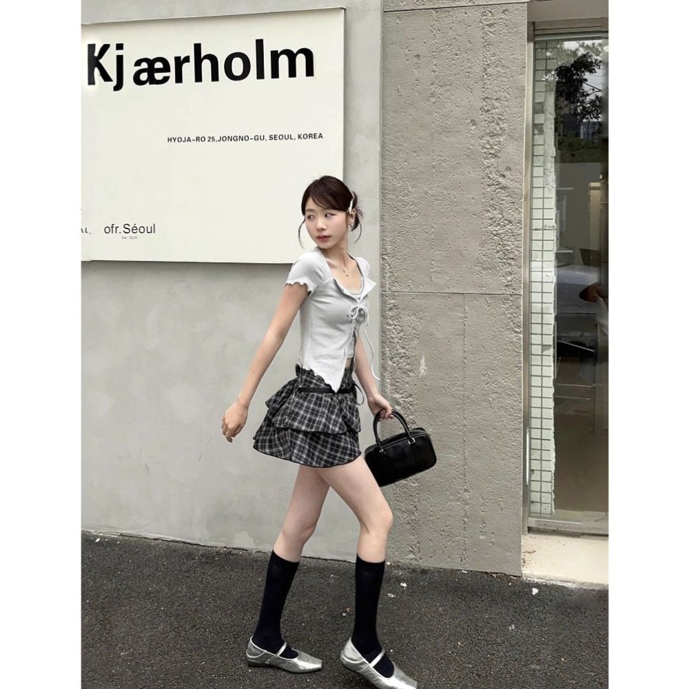 bunny_stall (現貨)純慾感十足🩶假兩件式抽繩滾邊上衣+經典格紋蛋糕裙短裙套裝-細節圖8