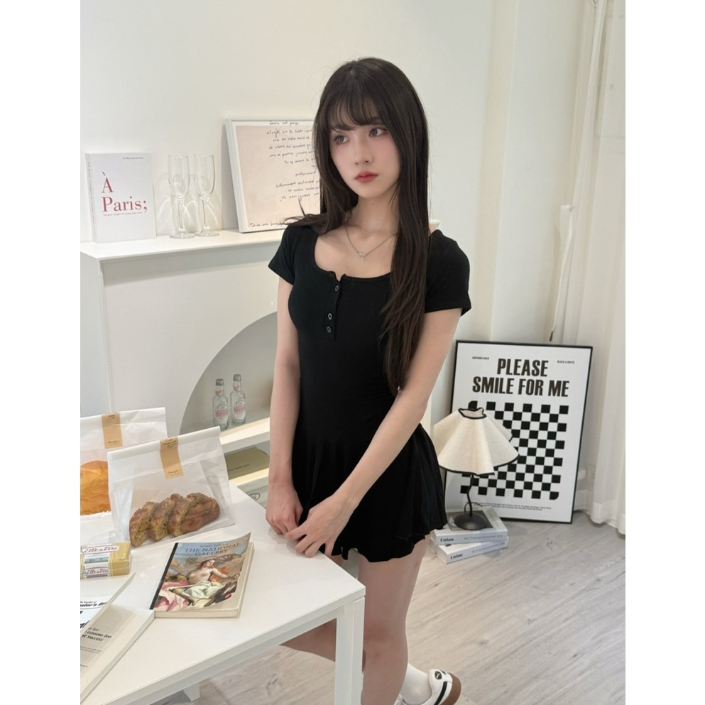 bunny_stall (現貨)我的日常穿搭🤍修身顯瘦的彈力休閒連身裙-細節圖9