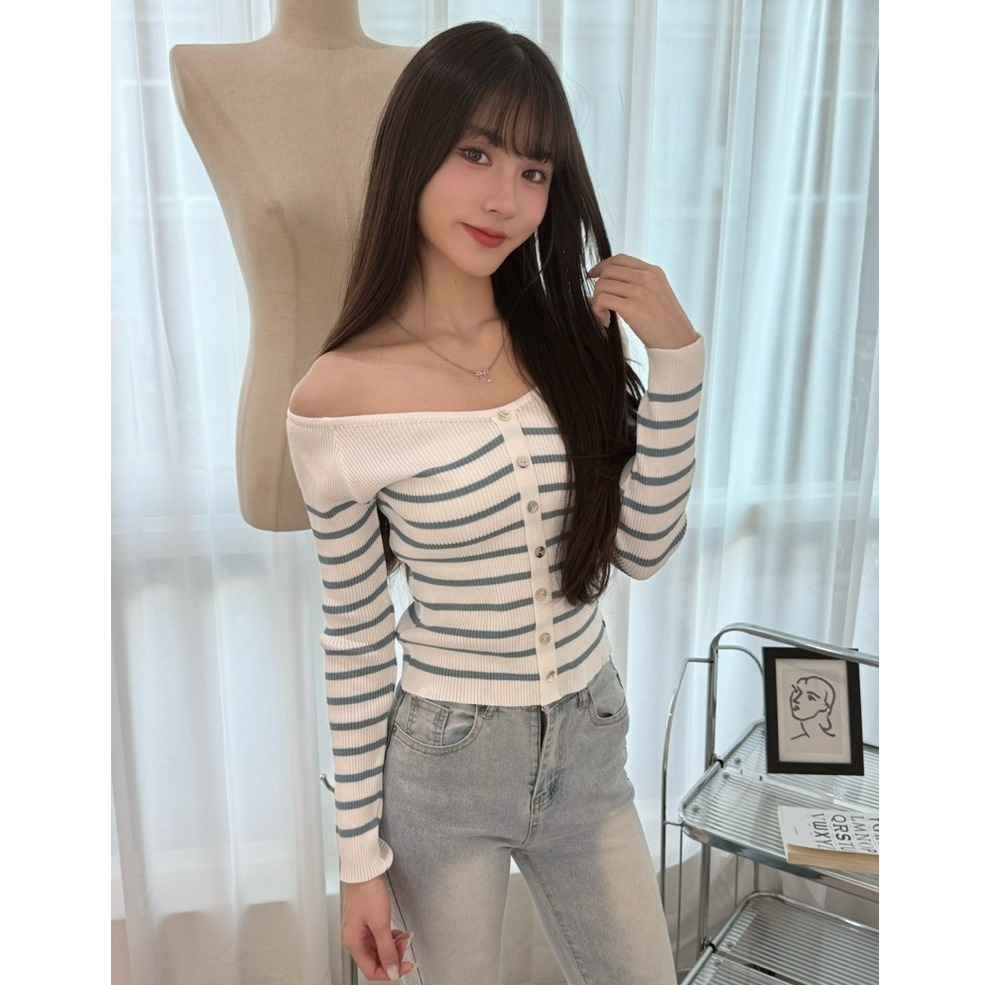 bunny_stall (現貨)清新藍白色調🩵修身又顯瘦的露肩針織上衣/S-L-細節圖3