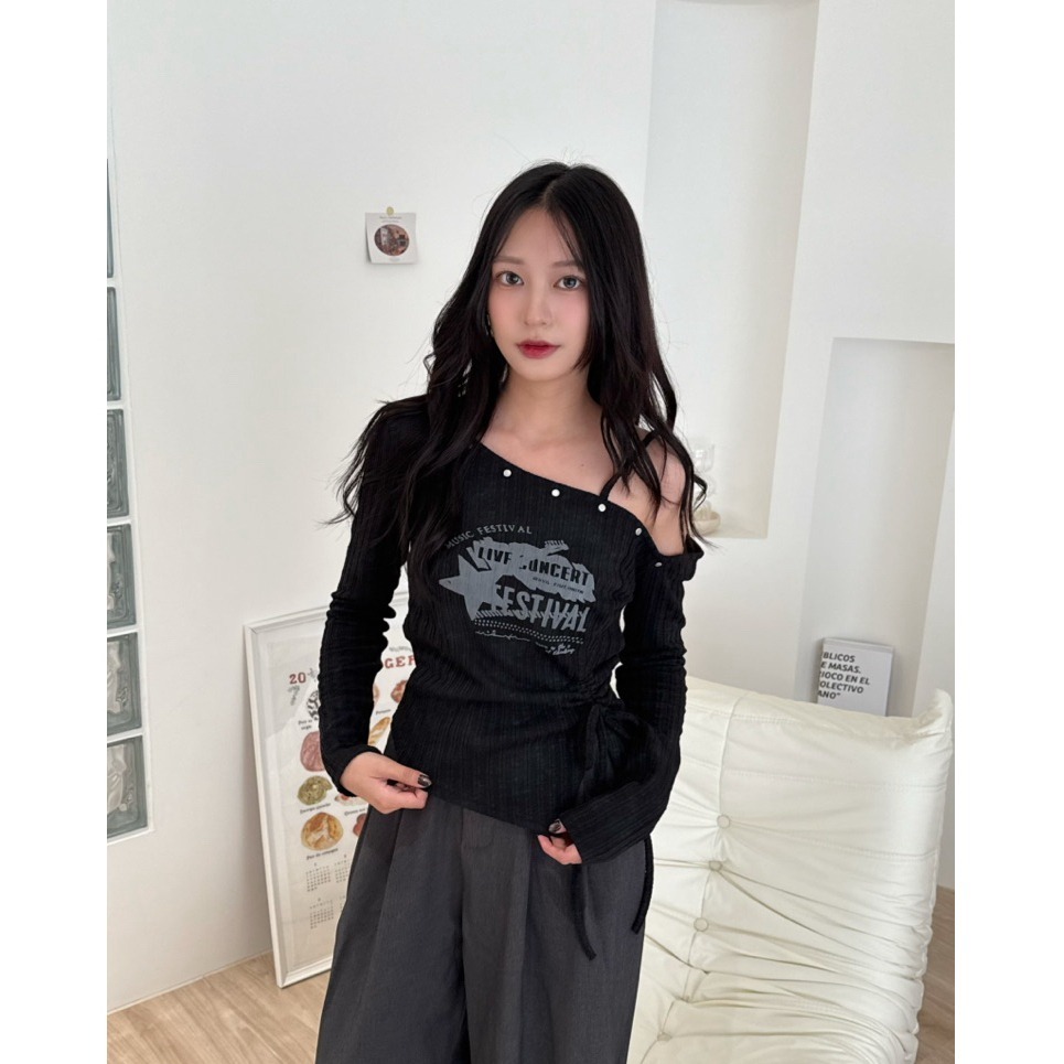 bunny_stall (現貨)美式甜辣風🖤側邊綁帶收腰設計的露肩長袖上衣/S-L-細節圖4