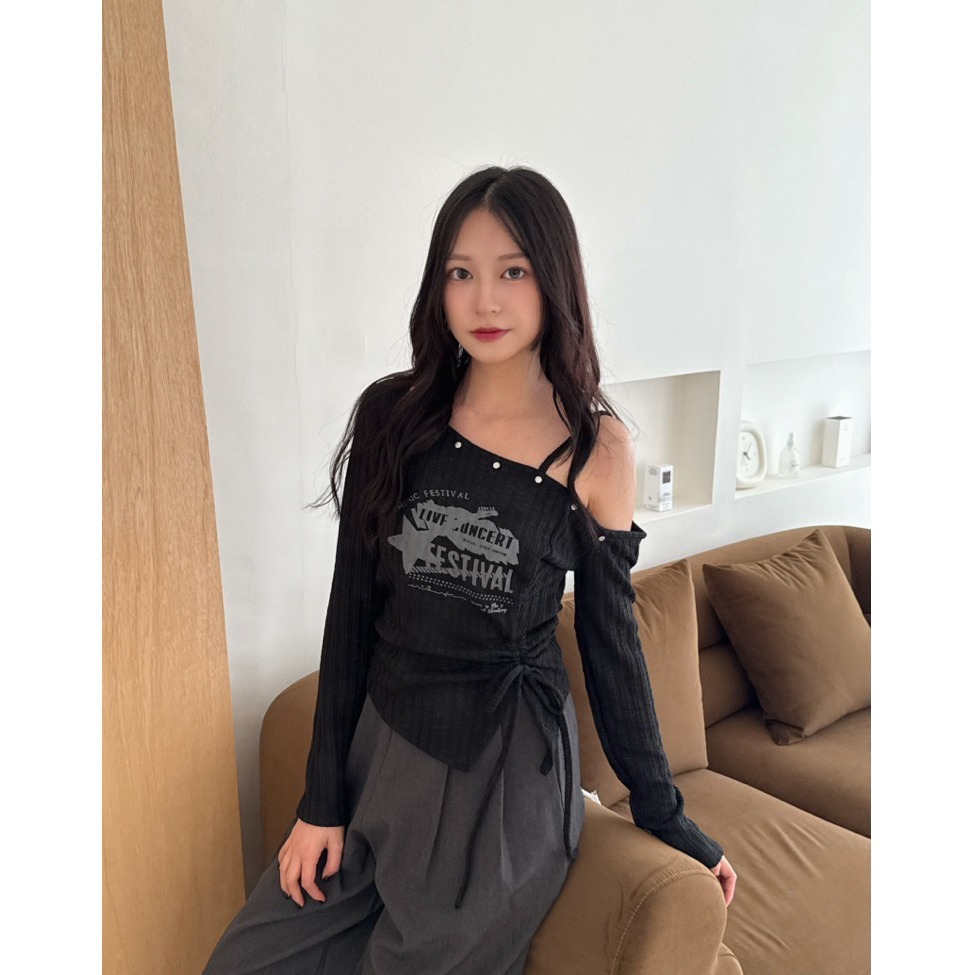 bunny_stall (現貨)美式甜辣風🖤側邊綁帶收腰設計的露肩長袖上衣/S-L-細節圖7