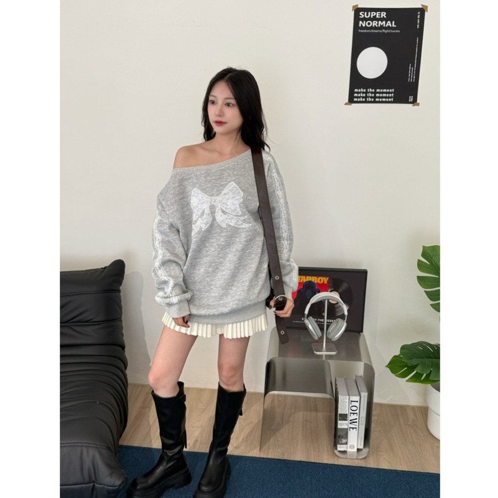 bunny_stall 約會小心機🎀細緻蕾絲蝴蝶結斜肩長袖衛衣/S-L-細節圖3