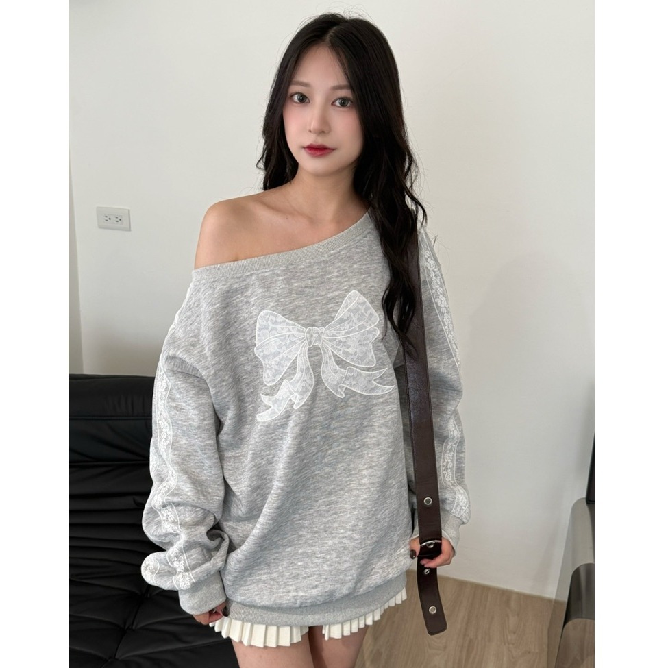 bunny_stall 約會小心機🎀細緻蕾絲蝴蝶結斜肩長袖衛衣/S-L-細節圖7