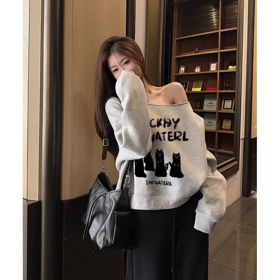 bunny_stall 永遠不嫌多的微露肩字母印花長袖衛衣/大學T-細節圖2