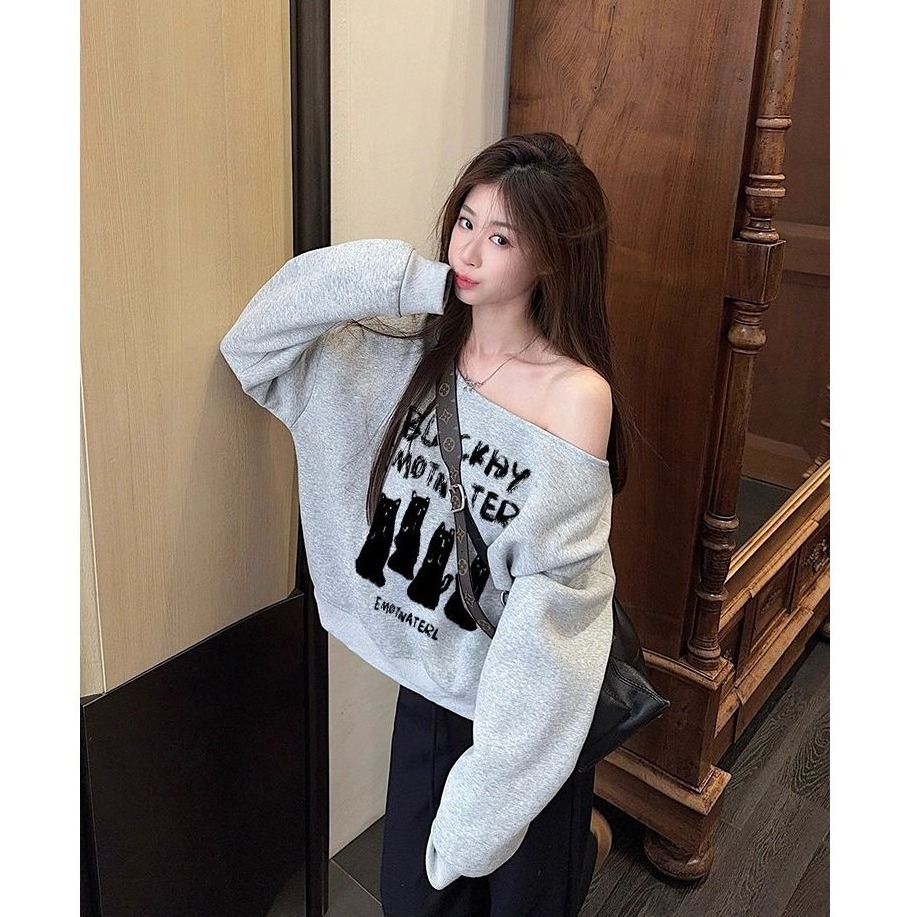 bunny_stall 永遠不嫌多的微露肩字母印花長袖衛衣/大學T-細節圖4