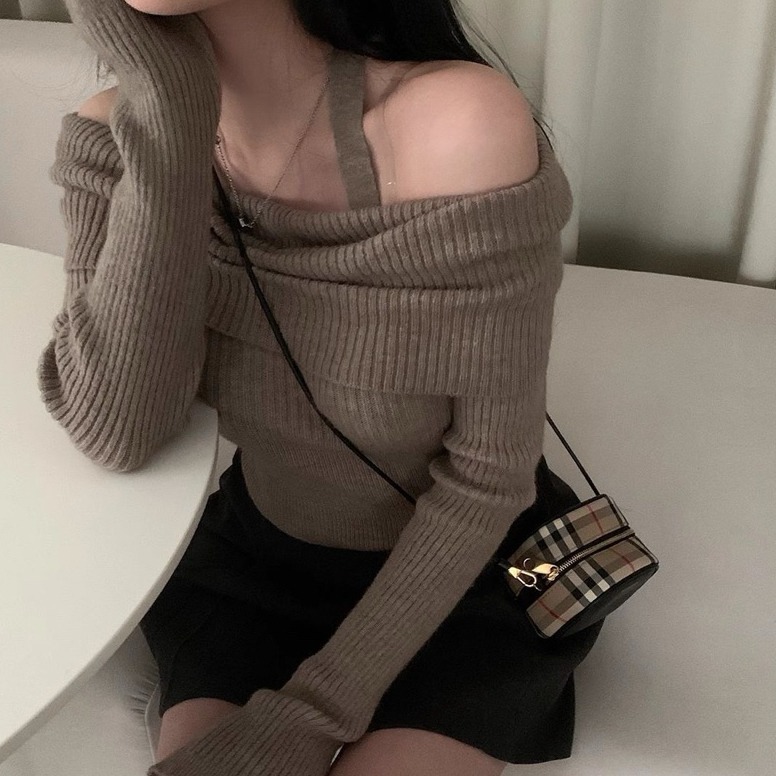 bunny_stall (現貨)入秋進行曲🎵掛脖式一字領露肩短版針織衫-細節圖3