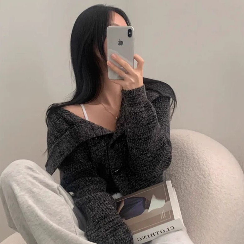 bunny_stall (現貨)不撞款❣️大翻領設計的牛角扣短版針織毛衣/3Colors-細節圖2