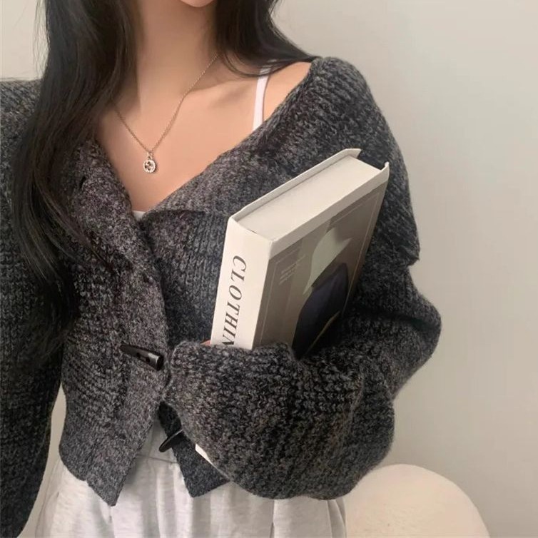 bunny_stall (現貨)不撞款❣️大翻領設計的牛角扣短版針織毛衣/3Colors-細節圖3