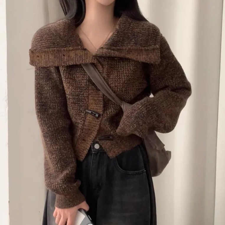 bunny_stall (現貨)不撞款❣️大翻領設計的牛角扣短版針織毛衣/3Colors-細節圖7