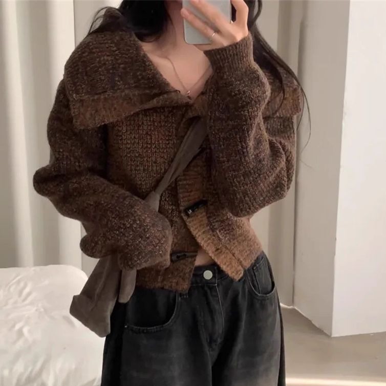 bunny_stall (現貨)不撞款❣️大翻領設計的牛角扣短版針織毛衣/3Colors-細節圖8