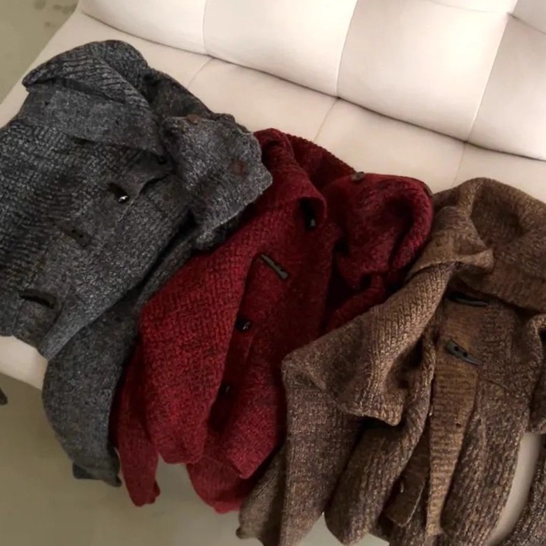 bunny_stall (現貨)不撞款❣️大翻領設計的牛角扣短版針織毛衣/3Colors-細節圖9