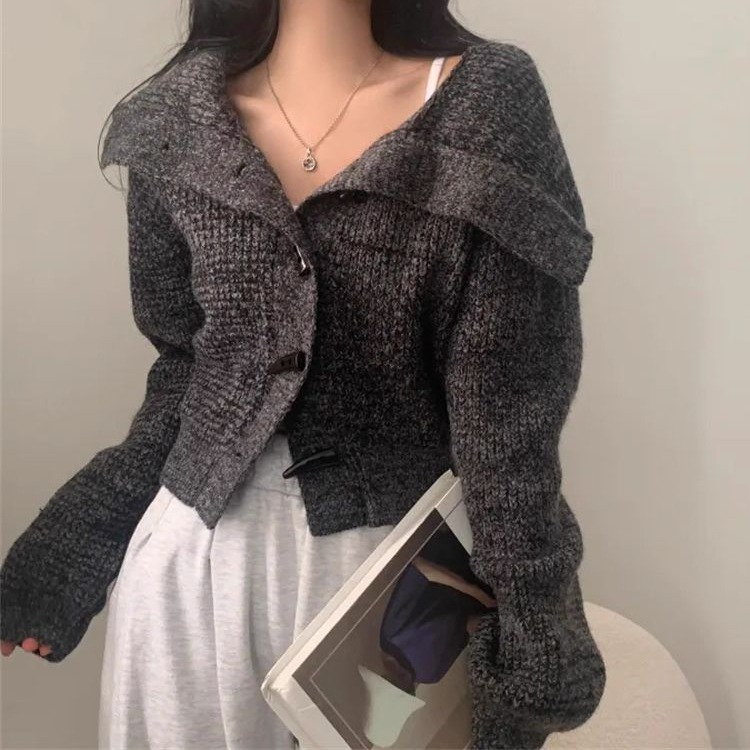 bunny_stall (現貨)不撞款❣️大翻領設計的牛角扣短版針織毛衣/3Colors-規格圖9