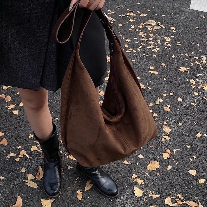 bunny_stall (現貨)秋日呢喃🤎韓系小眾設計的百搭麂皮單肩包/斜垮包-細節圖2