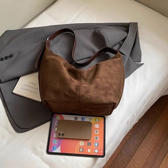 bunny_stall (現貨)秋日呢喃🤎韓系小眾設計的百搭麂皮單肩包/斜垮包-細節圖4