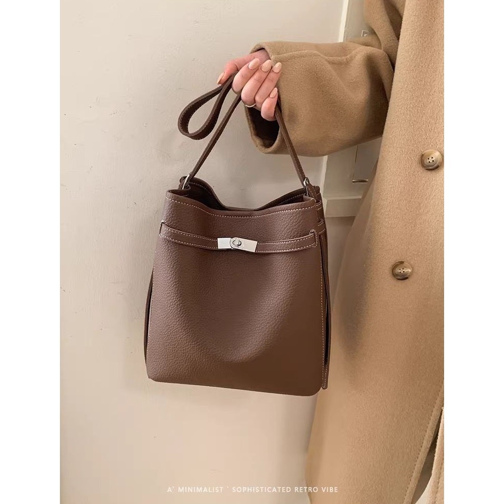 bunny_stall 💐愛不釋手的高級感荔枝紋慵懶鎖扣水桶包/單肩包-細節圖2