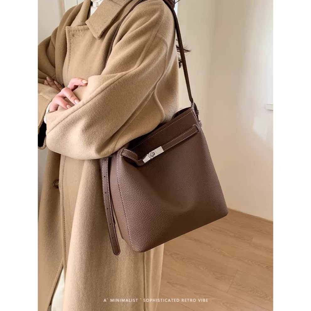 bunny_stall 💐愛不釋手的高級感荔枝紋慵懶鎖扣水桶包/單肩包-細節圖3