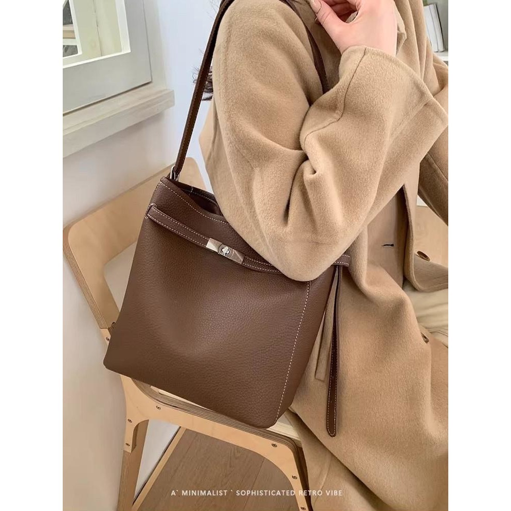 bunny_stall 💐愛不釋手的高級感荔枝紋慵懶鎖扣水桶包/單肩包-細節圖4