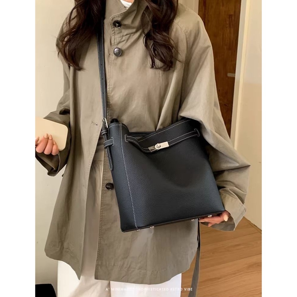 bunny_stall 💐愛不釋手的高級感荔枝紋慵懶鎖扣水桶包/單肩包-細節圖5