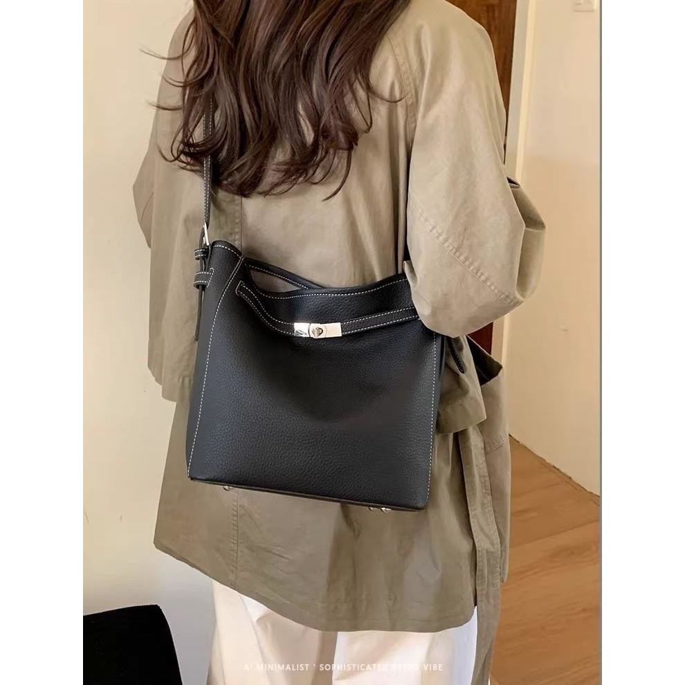 bunny_stall 💐愛不釋手的高級感荔枝紋慵懶鎖扣水桶包/單肩包-細節圖6