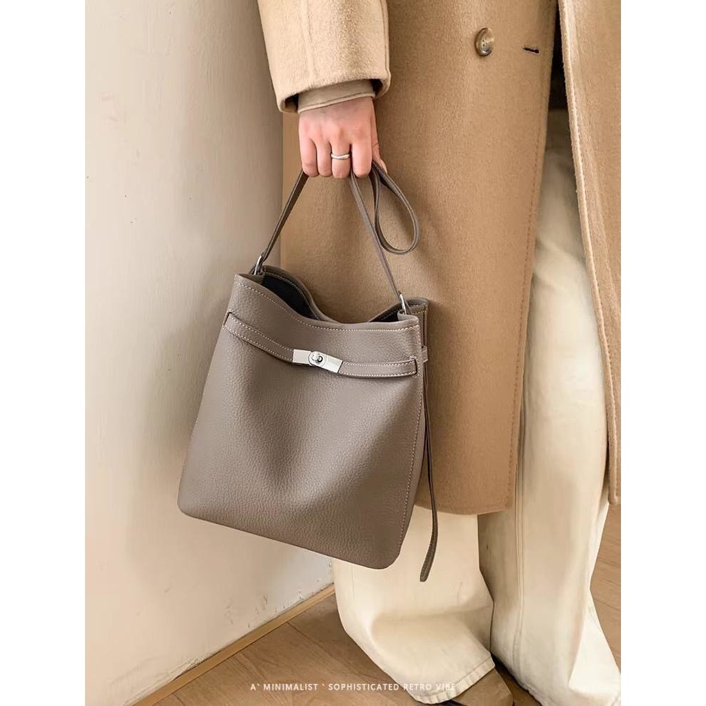 bunny_stall 💐愛不釋手的高級感荔枝紋慵懶鎖扣水桶包/單肩包-細節圖7