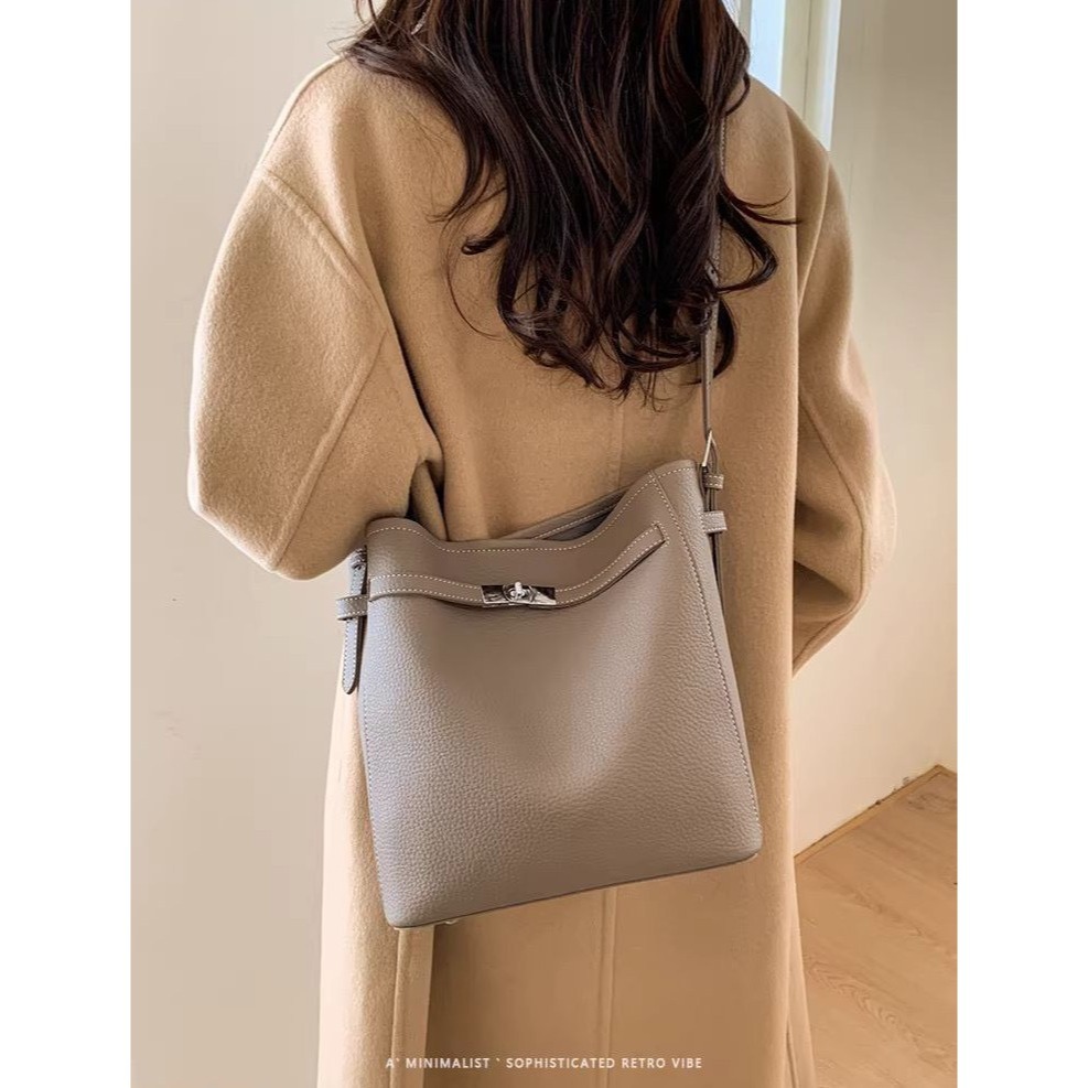 bunny_stall 💐愛不釋手的高級感荔枝紋慵懶鎖扣水桶包/單肩包-細節圖8