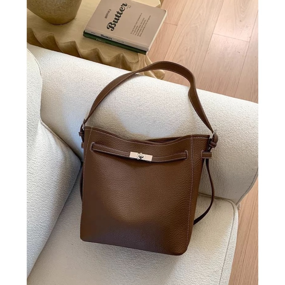 bunny_stall 💐愛不釋手的高級感荔枝紋慵懶鎖扣水桶包/單肩包-規格圖8