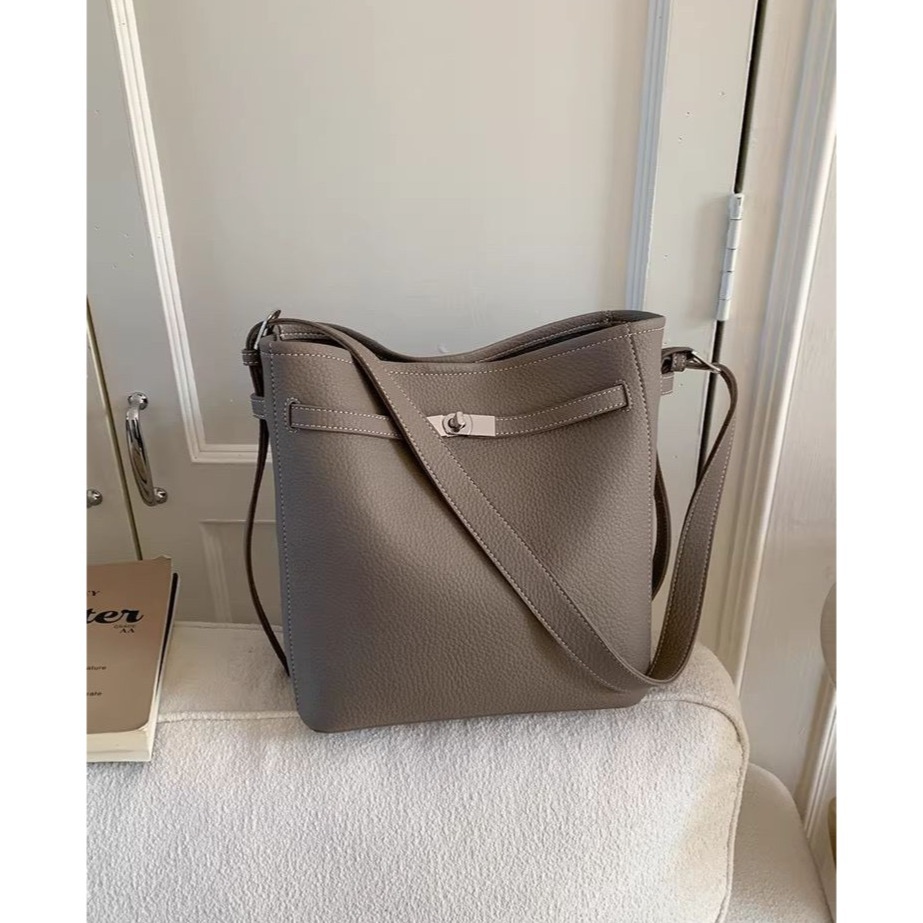 bunny_stall 💐愛不釋手的高級感荔枝紋慵懶鎖扣水桶包/單肩包-規格圖8