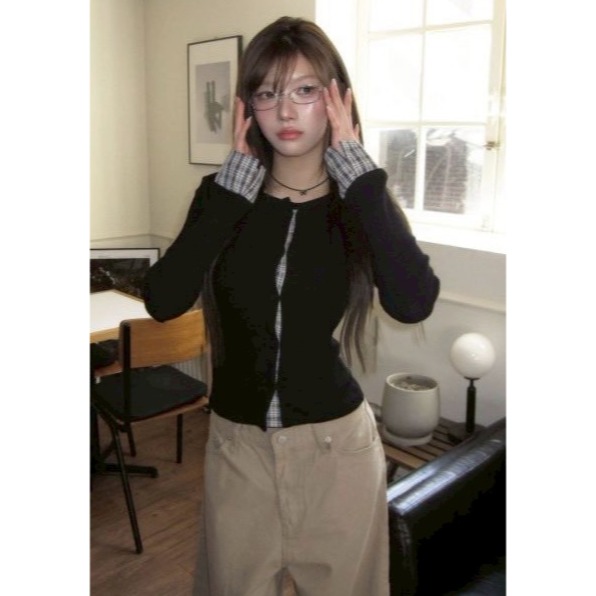 bunny_stall 簡約有型🖤修身顯瘦的格紋拼接排扣長袖上衣-細節圖2