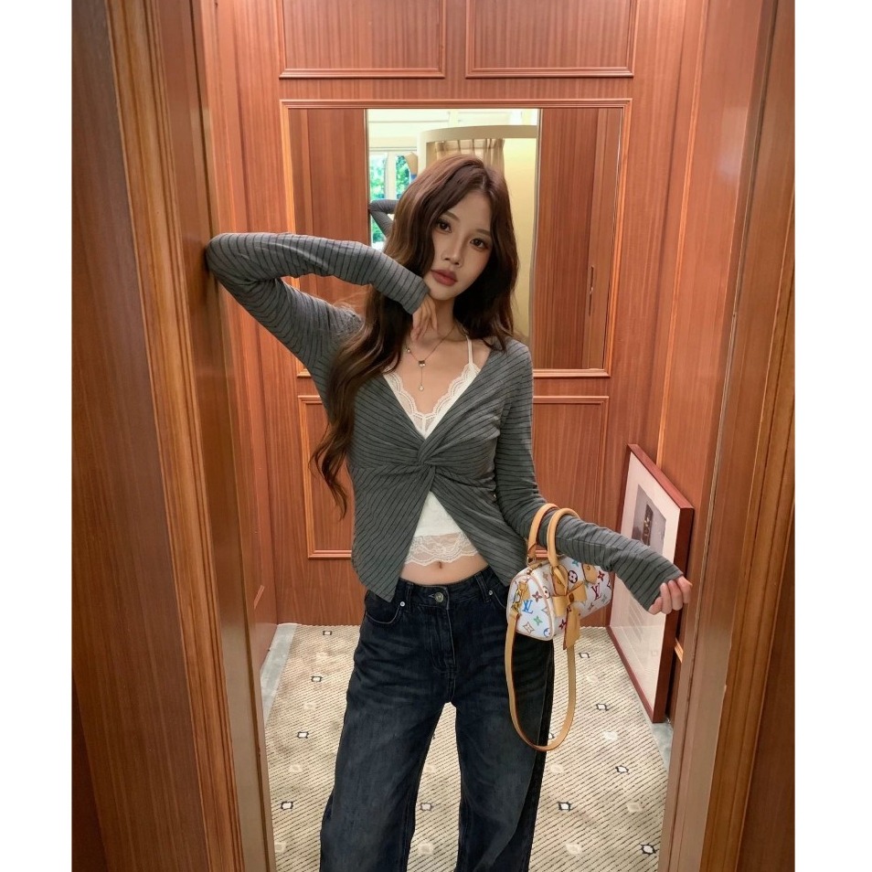 bunny_stall 小心機扭結🍂抓皺條紋拼接蕾絲掛脖假兩件式長袖上衣/S-L-規格圖7