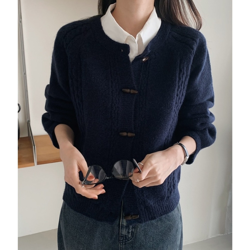 無羊毛 不刺膚🌙 細緻獨特牛角扣針織外套 cardigan 2色 모이아 잔잔유니크 토글가디건-細節圖4