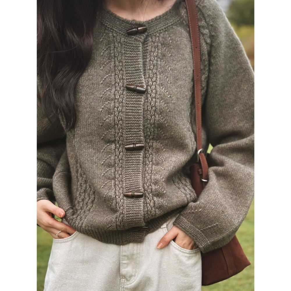 無羊毛 不刺膚🌙 細緻獨特牛角扣針織外套 cardigan 2色 모이아 잔잔유니크 토글가디건-細節圖10