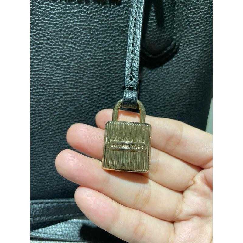 （二手）黑色美Michael Kors MK 鎖頭 皮革 雙層 斜背包-細節圖2