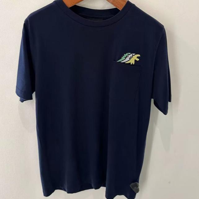 新品 日本 ag.b 小b 日本b 經典 恐龍 刺繡 口袋  男款 黑色/白色/綠色 T恤 純棉 短袖-細節圖2