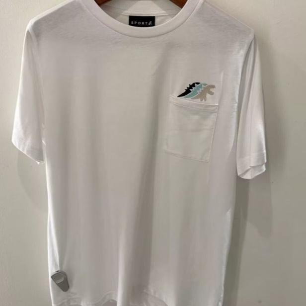 新品 日本 ag.b 小b 日本b 經典 恐龍 刺繡 口袋  男款 黑色/白色/綠色 T恤 純棉 短袖-細節圖3