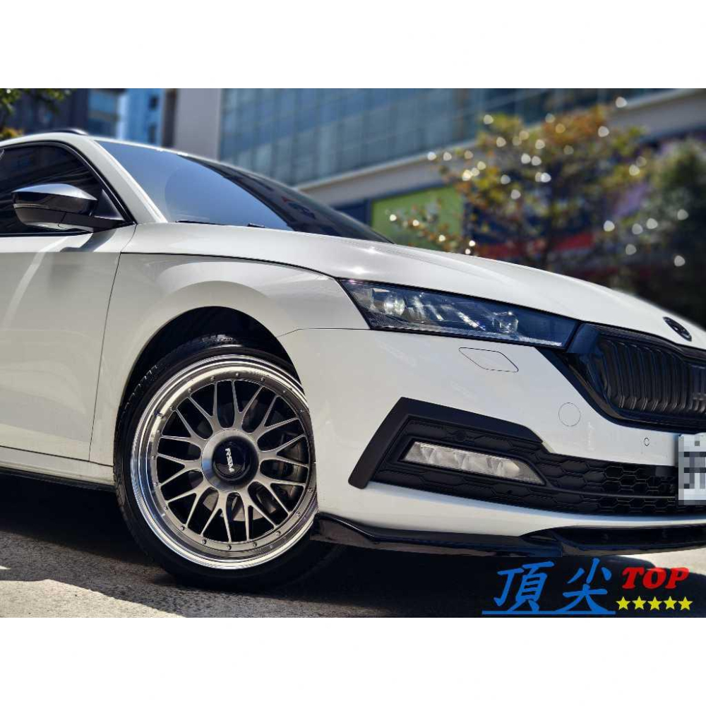 【頂尖】全新 RSM鋁圈 RF01+ 19吋 5X112 8.5J ET43 鈦色+銀深唇 Octavia鋁圈實車照-細節圖2